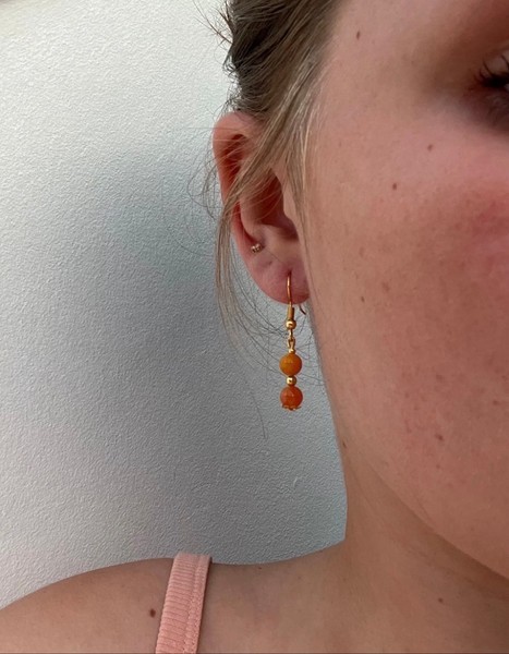 Orange perleøreringe i guldlook