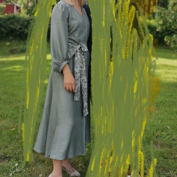 Harmaanvihreä silkkimekko vyöllä
