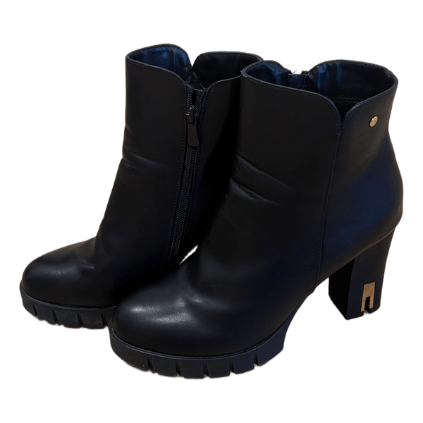 Black heeled boots
