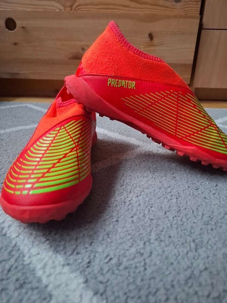 Punased Adidas Predator jalgpallijalatsid