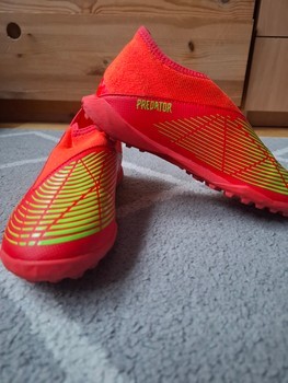 Punased Adidas Predator jalgpallijalatsid