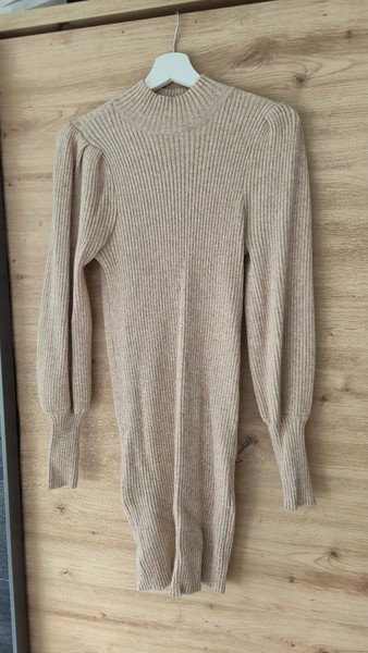 Only beige neulemekko
