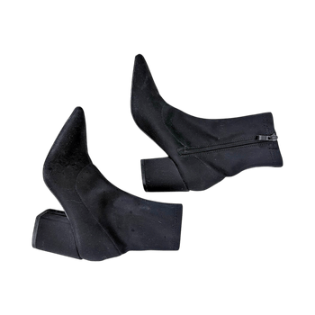 Mustat nilkkurit korkolla