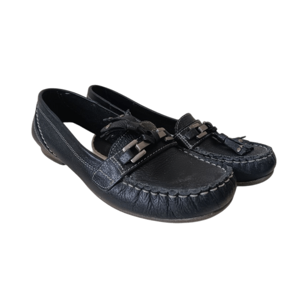 Musta nahkainen loafers