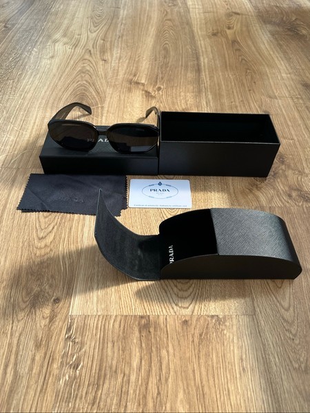 Prada sunglasses – black 🕶️