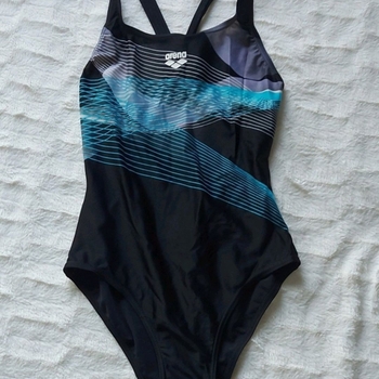 Arena sportswear
