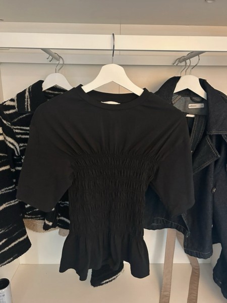 Svart smockad topp