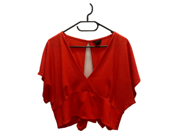 Punainen lyhyt pusero