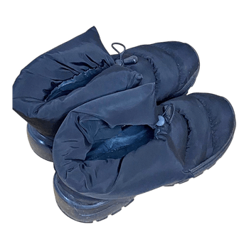 Black puffer boots