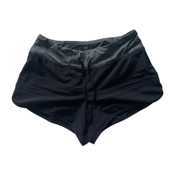 mustat urheilushortsit