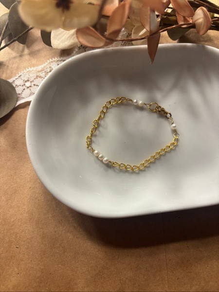 Guldfarvet armbånd med perler
