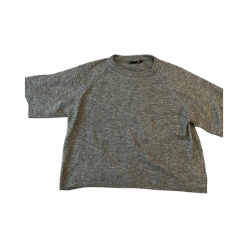 harmaa lyhythihainen neule