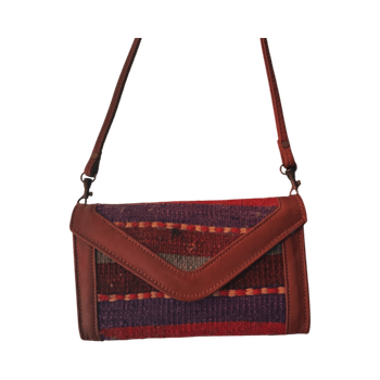 Ruskea villakuvioinen olkalaukku