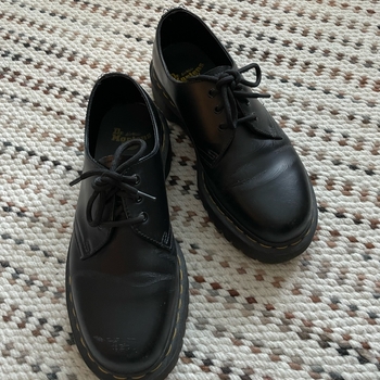 Dr. Martens lyhytvartiset oxford kengät