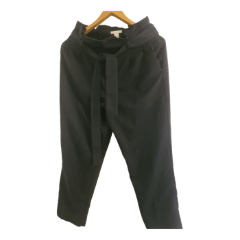 Schwarze Stoffhose mit Bindegürtel