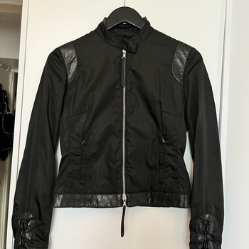 Prada aito talking nahkayksityiskohdilla/ Authentic Jacket with Leather Trim