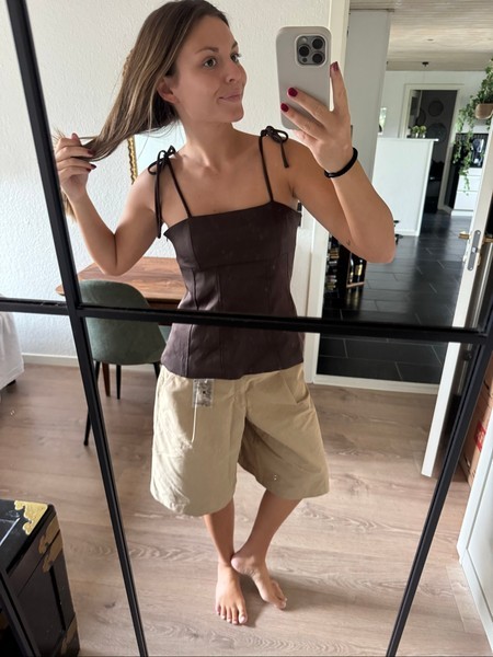 Brun top med bindebånd