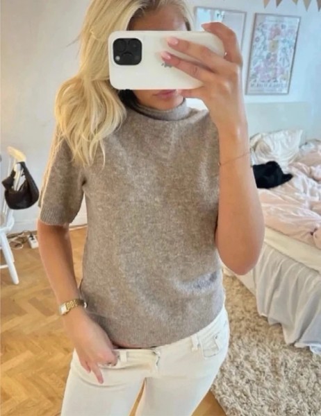 Stickad tröja beige