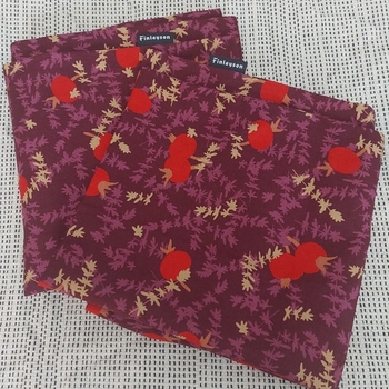 Ruusunmarja koristetyynynpäällinen