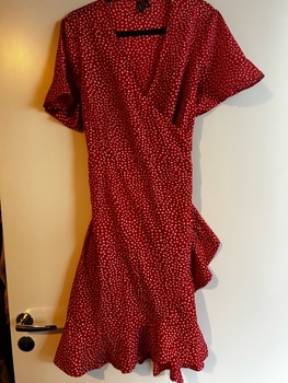 punainen pilkullinen mekko