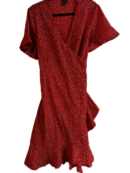punainen pilkullinen mekko