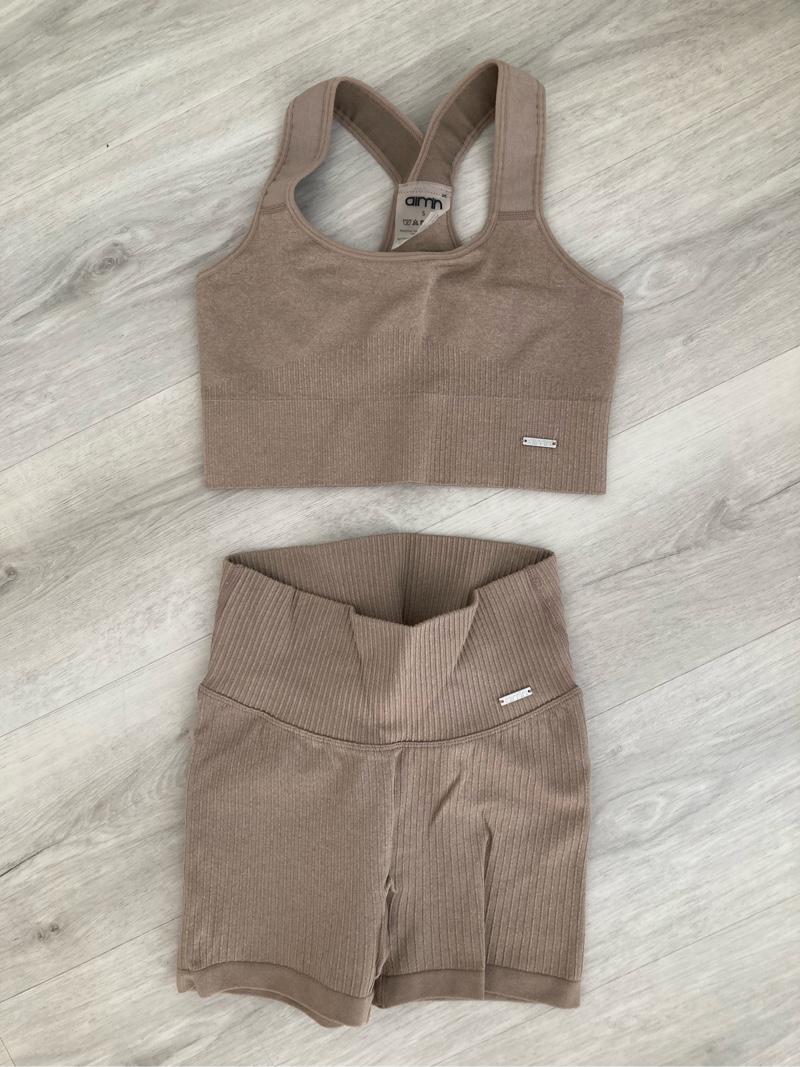 Aimin beige urheilutoppi ja shortsit