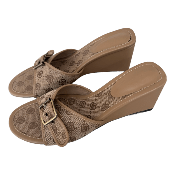 Beige sandaler med kilehæl