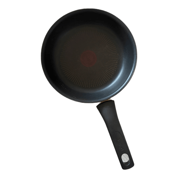 Musta Tefal paistinpannu