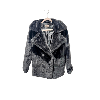 Musta pörröinen takki