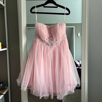 Vaaleanpunainen juhlamekko