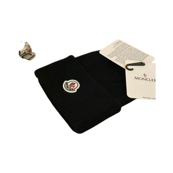 Musta Monclerin pipo