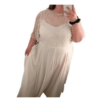 Valkoinen helmakoristeltu häämekko