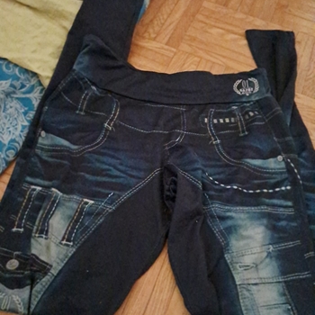 Musta sinisillä yksityiskohdilla leggingsit