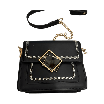 Musta olkalaukku ketjusangalla