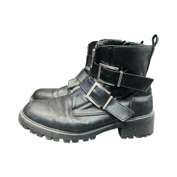 Musta remmikoristeinen nilkkasaapas