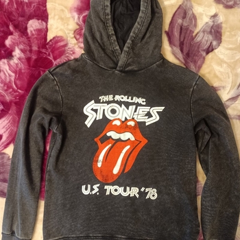 Harma huppari rolling stones -logolla
