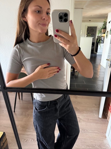 Grå ribstrikket t-shirt