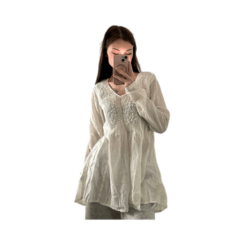 Valkoinen pitsiyksityiskohdilla paita