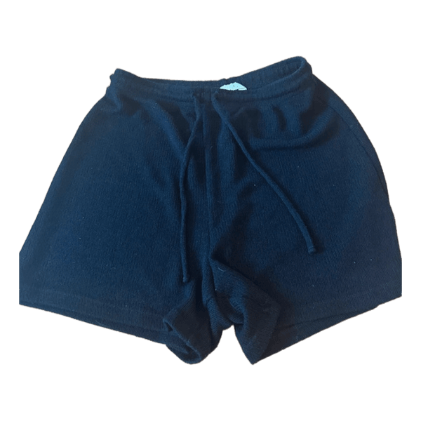 Mustat shortsit