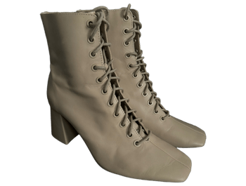 beige nilkkurit nauhoilla