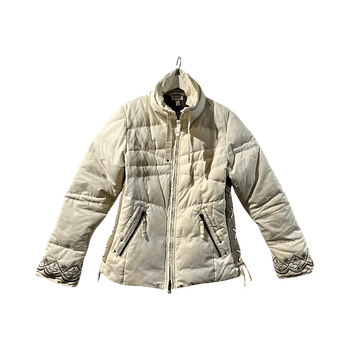 Valkoinen paksu talvitakki