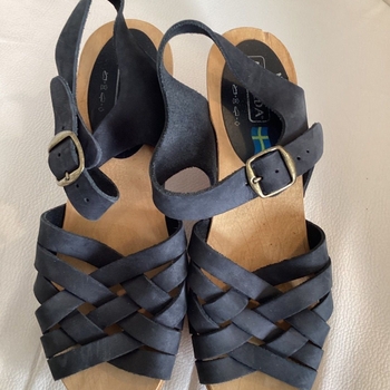 Moheda sandals