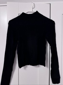 Schwarzer gerippter Pullover