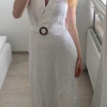 valkoinen vyöllinen mekko