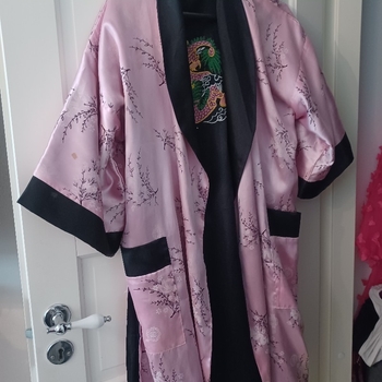Vaaleanpunainen musta kimono