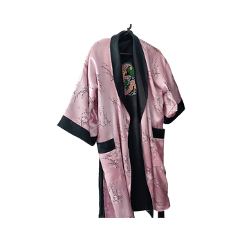 Vaaleanpunainen musta kimono