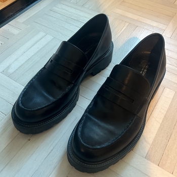 Mustat loafer-kengät
