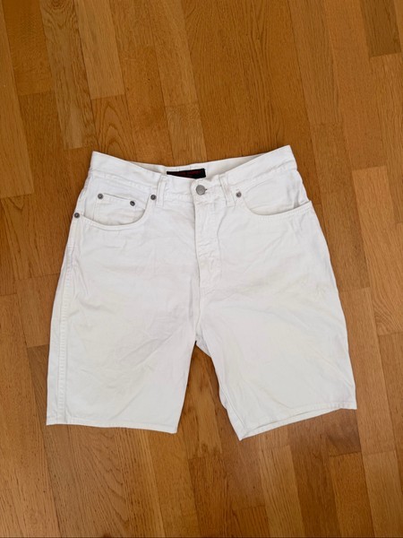Valkoiset Katharine Hamnett shortsit