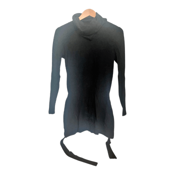 Musta pidempi neulepaita vyöllä ja kauluksella