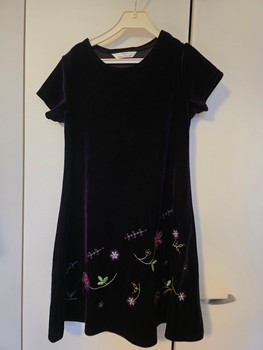 Tumman violetti samettimekko